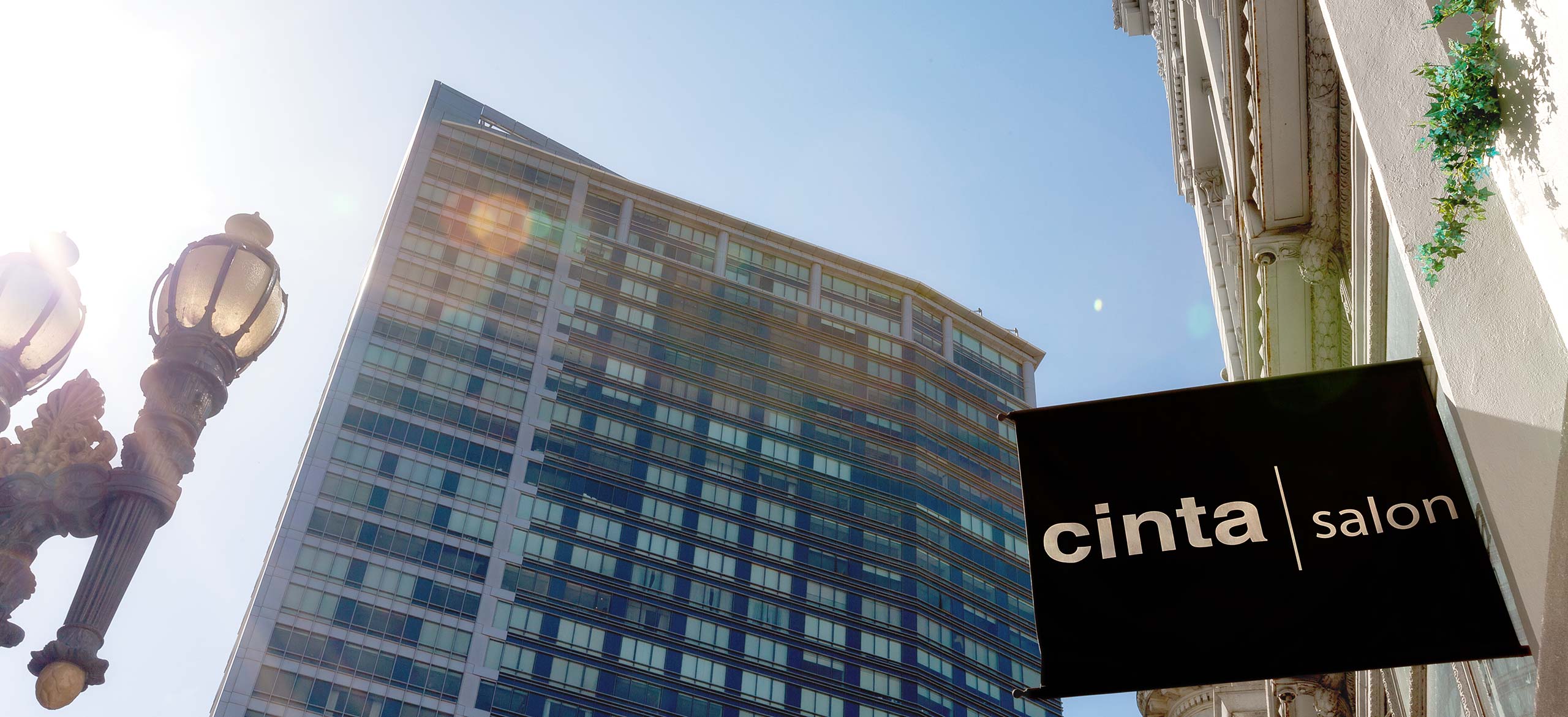 Cinta Salon - Exterior lamp and sign